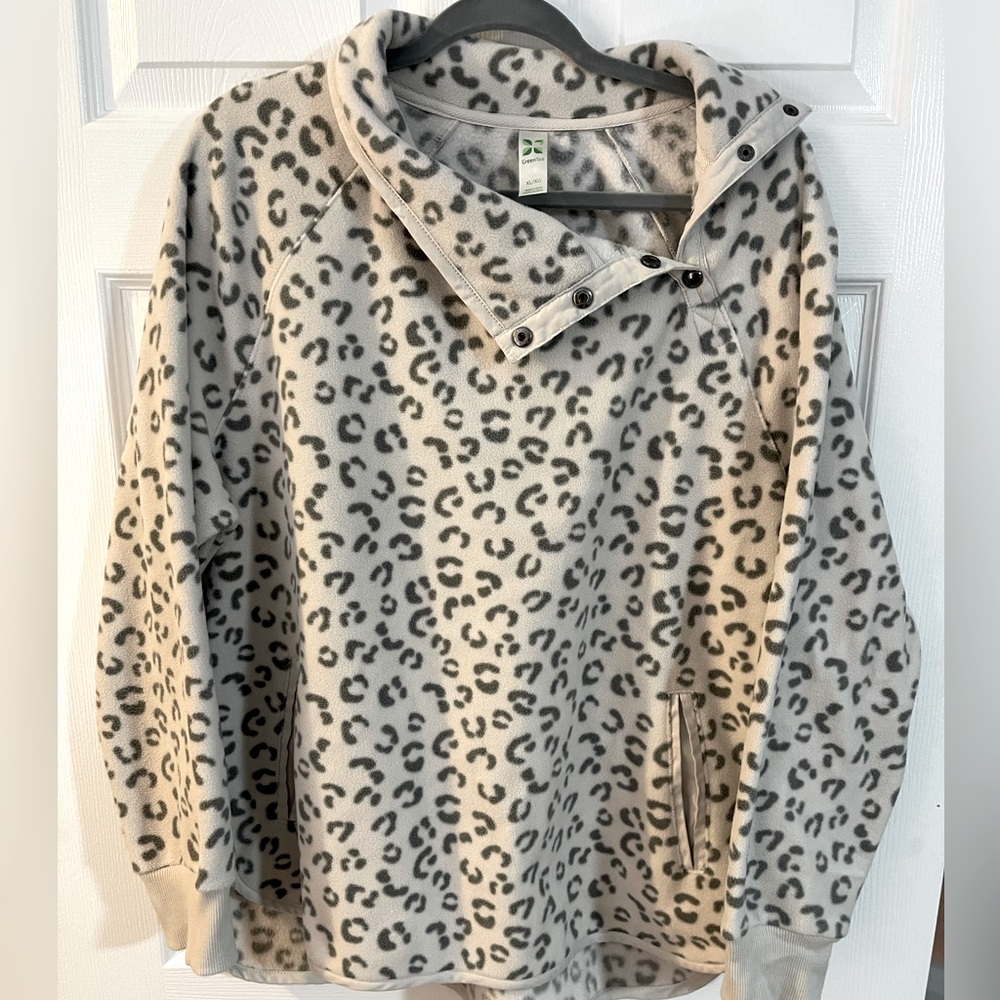Green Tea women’s leopard pullover size extra large